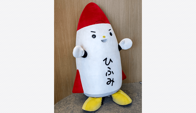 ひふみのイメージキャラクター「ひふみろ」が受付でお出迎え。ひふみのコンセプト「ためて、ふやして、進化する」をイメージしたロケットです。
