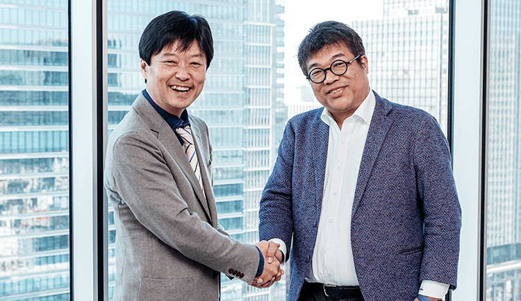 鈴取材が終わったらノーサイド。さわやかにガッチリ握手を交わす二人。